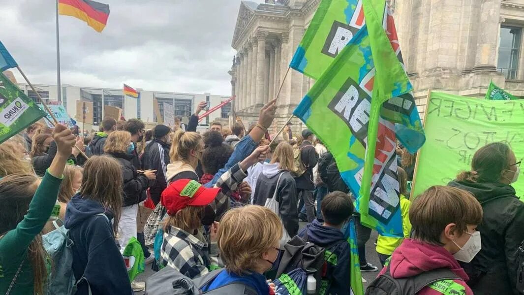 Зеленые активисты. Протесты зеленых в Германии. Зеленые активисты Европа. Зеленые активисты Германия. Митинги ст