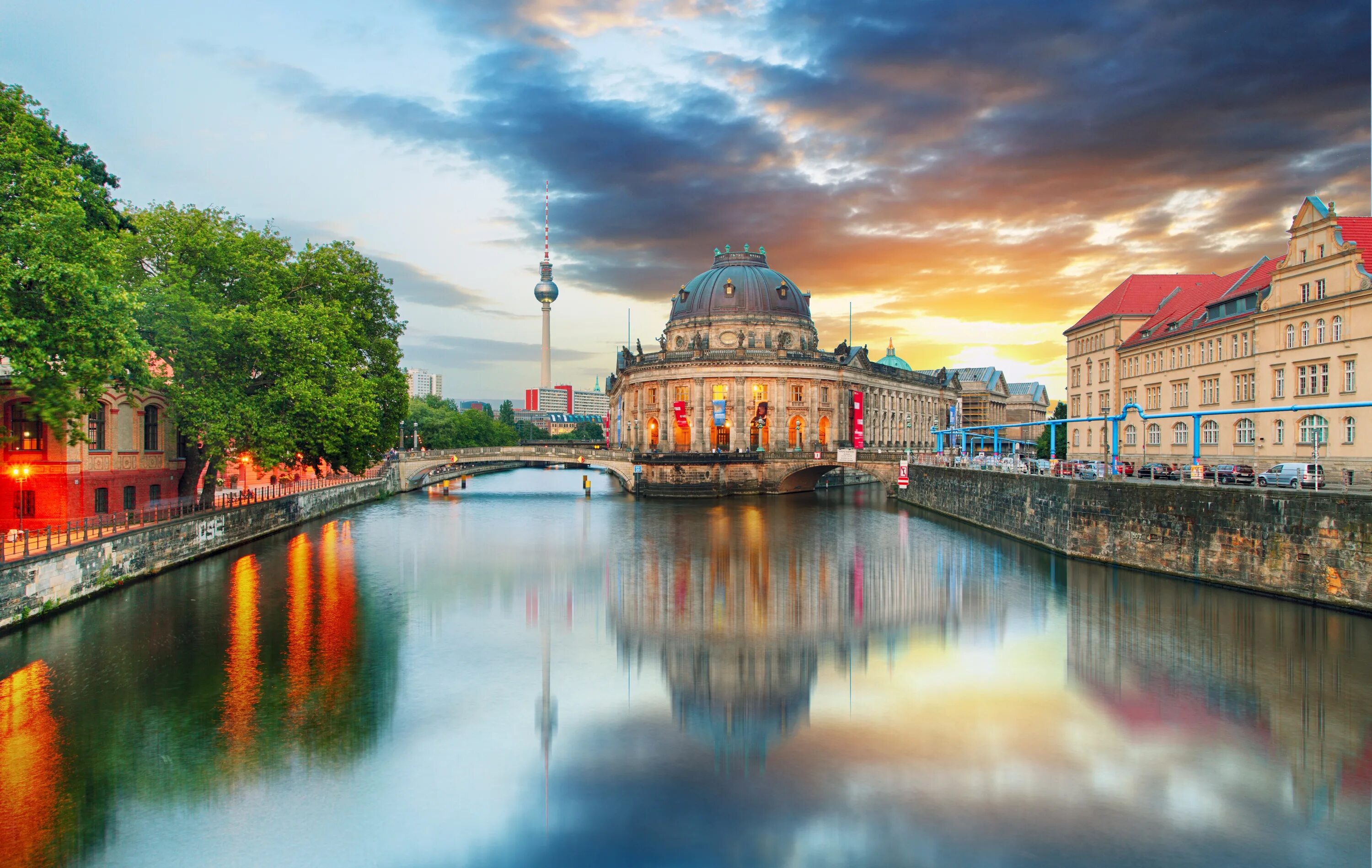 Берлинская река 4. Река Шпрее в Берлине. Германия Берлин. Берлин река панорама. Музейный остров (г. Берлин).