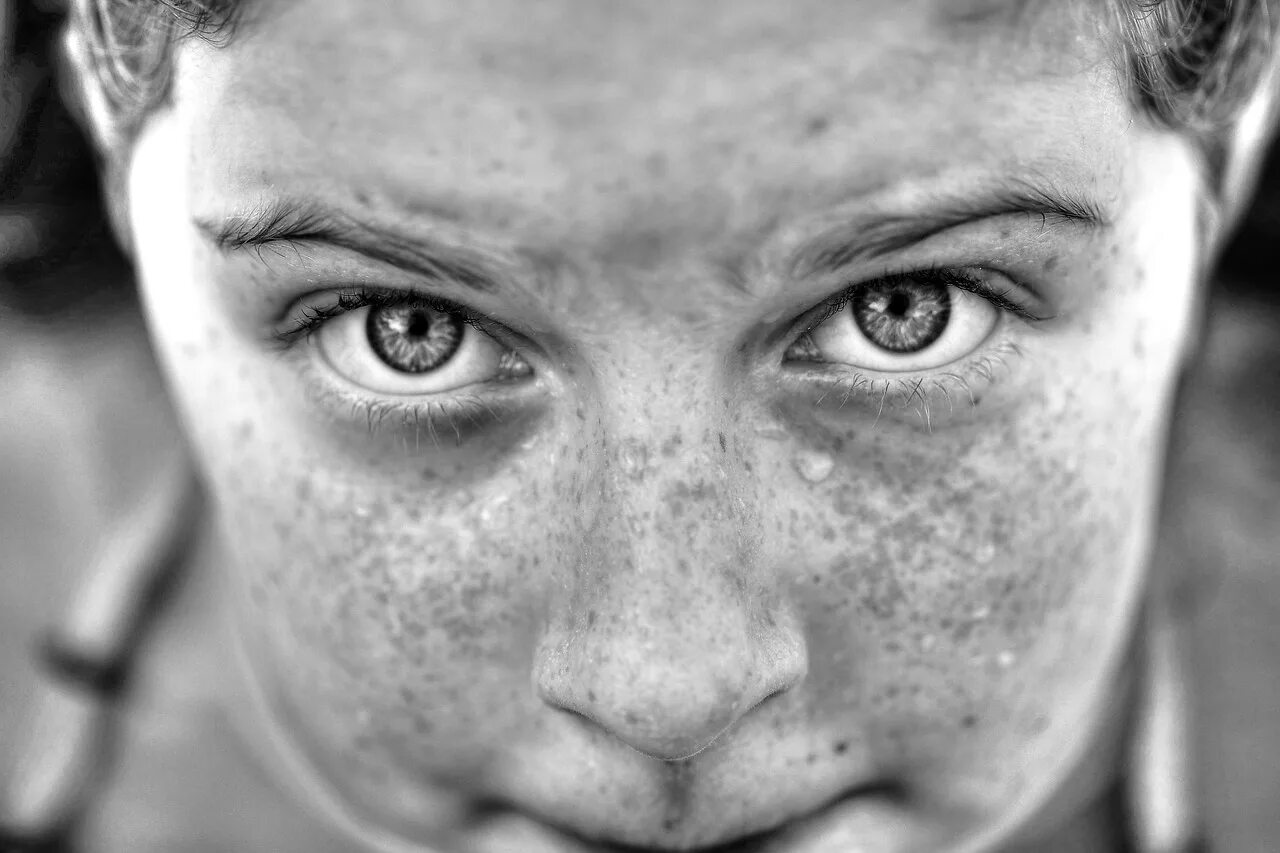 Freckles перевод. Лицо девушки крупным планом. Портреты эмоции людей. Глаз фото чб. Черно белая фотография ребёнка с веснушками.