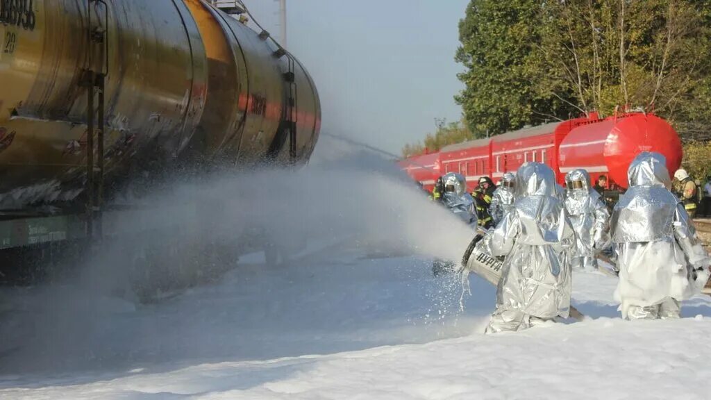 Утечка сил. Пенообразователь для пожаротушения. Утечка нефтепродуктов на ЖД. Пенообразователь для пожаротушения МЧС. Пожарный автомобиль пенообразователь.