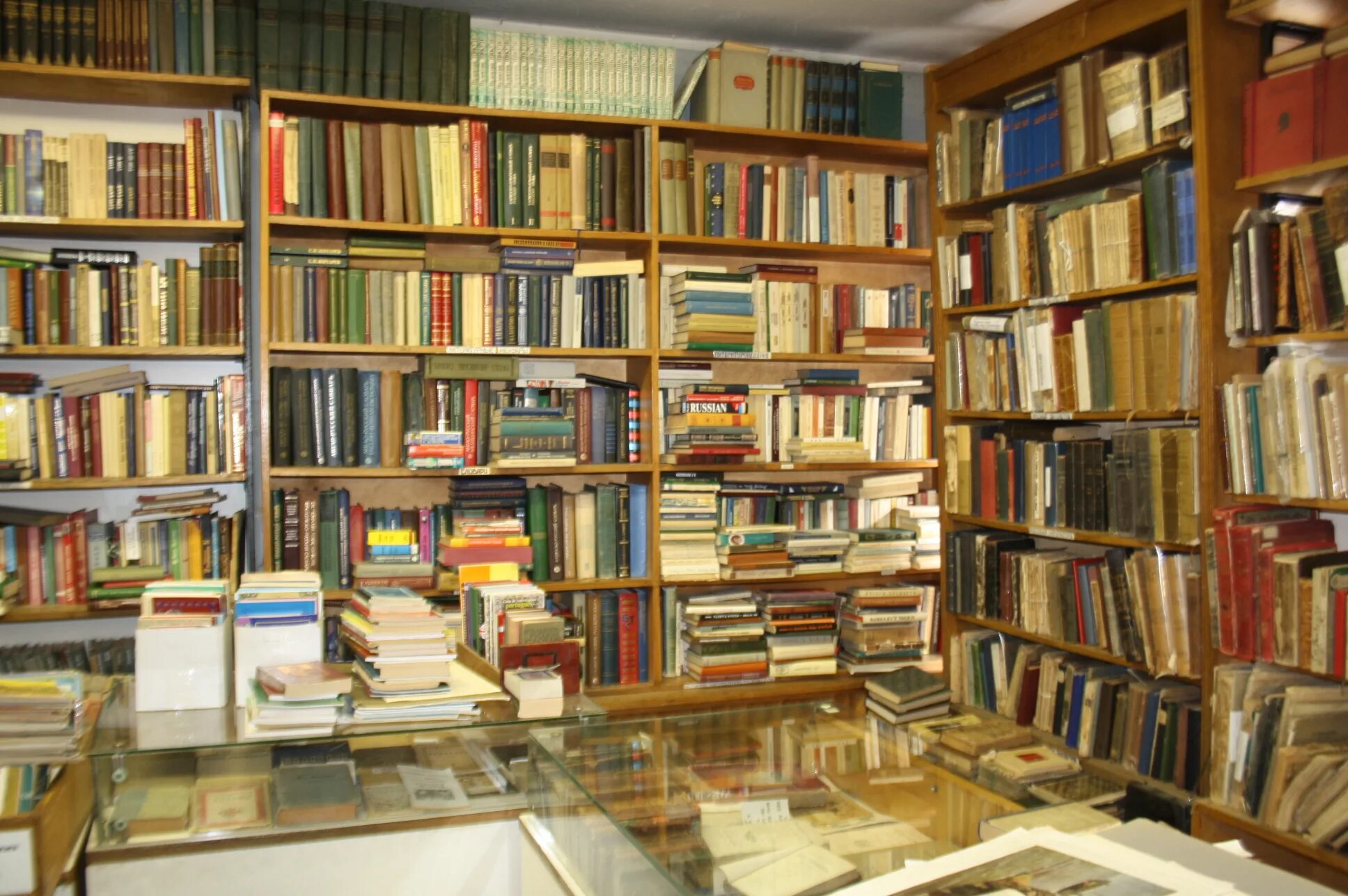 книжный магазин на васильевском острове. таллинский универмаг ветеранов. магазин старая книга на гражданском 33. букинист спб. старый книжный магазин.