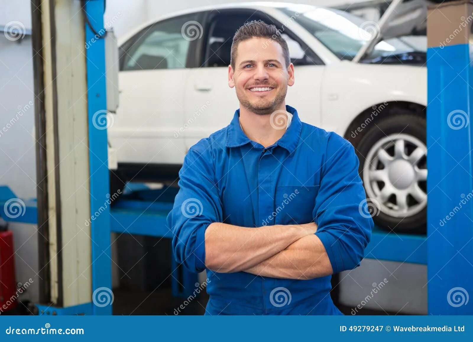 Известный механик. Автомеханик с длинными волосами мужчина. Черный механик улыбается. Известные механики. Авито работа механик