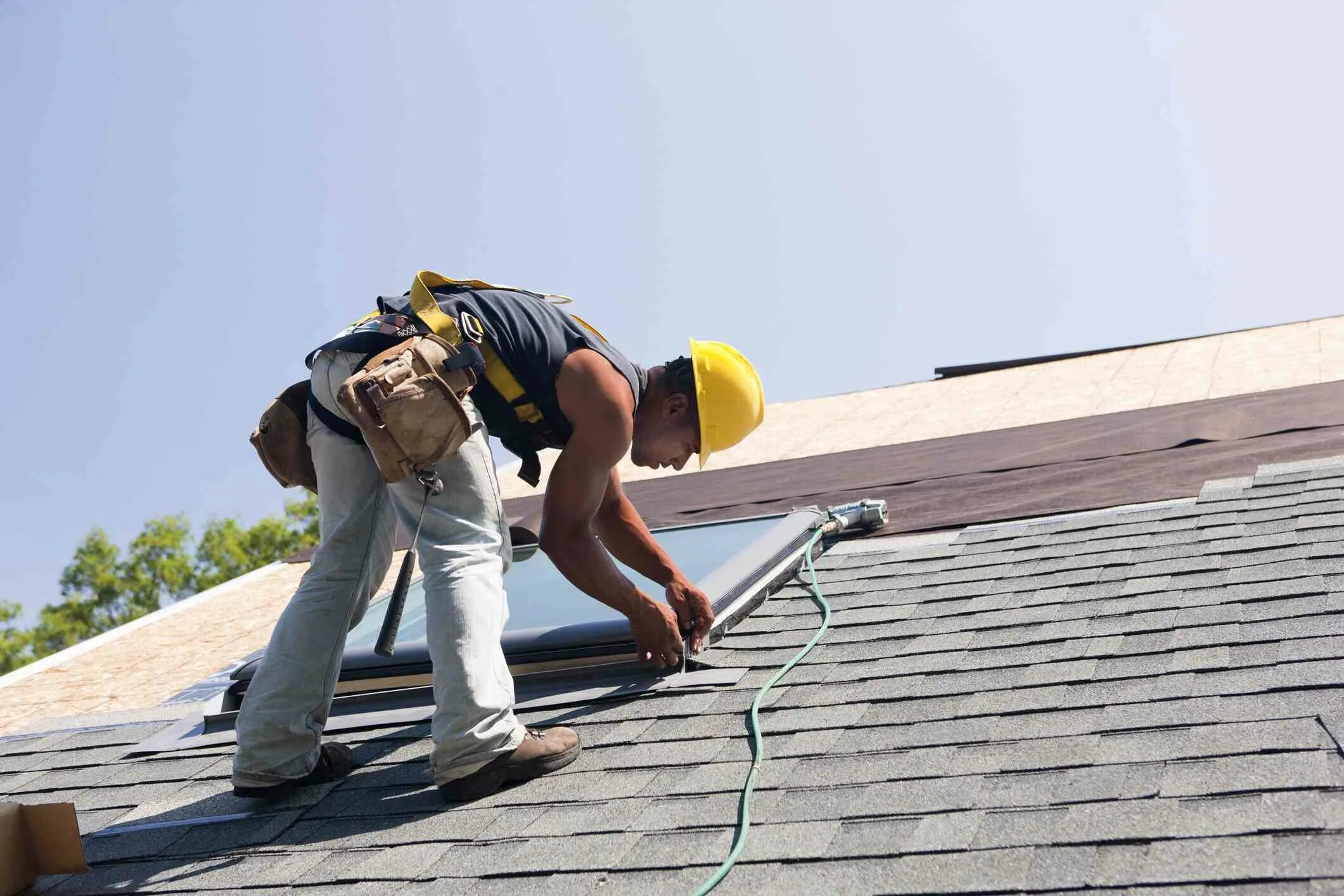 Делают ремонт кровли. Roofing leads. Roseville Roofing Contractor. Набор Roofer safe-Tec. Workers on the Roof.