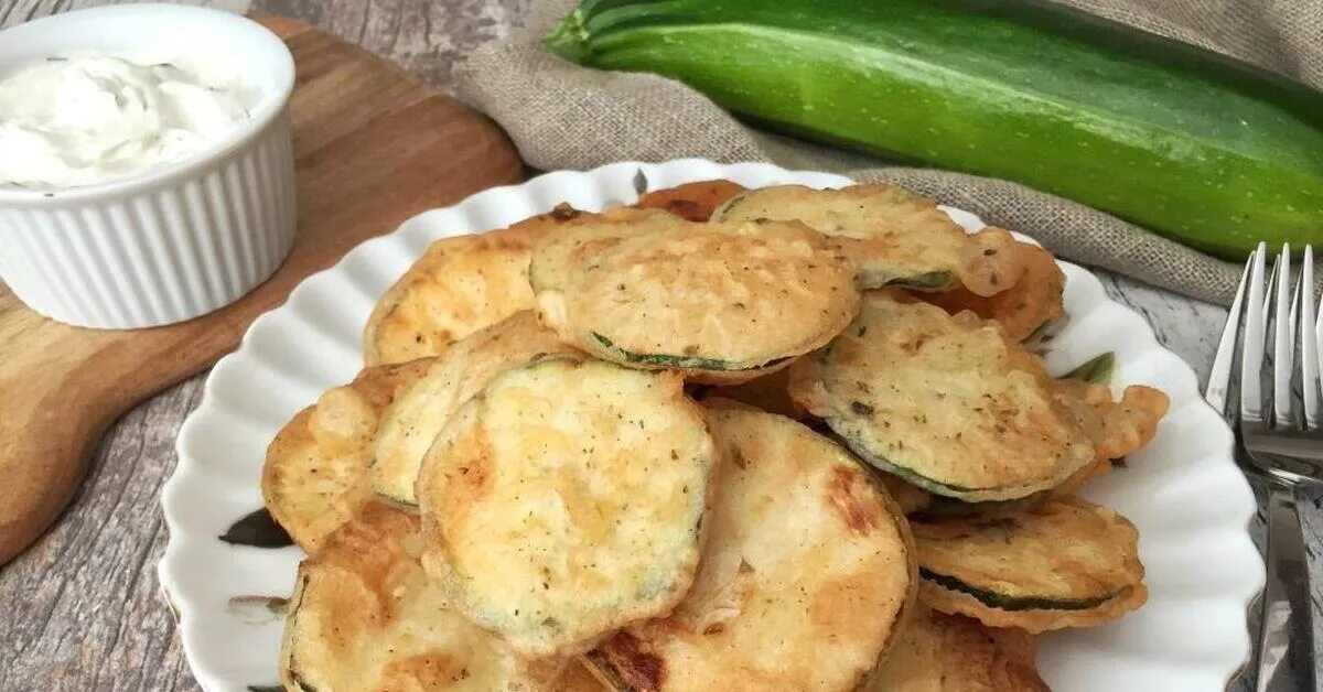 Кабачки с фаршем в кляре. Кляр для кабачков на сковороде рецепт приготовления. Кабачки в кляре. Кабачки в кляре на сковороде. Кабачки жареные в кляре с яйцом.
