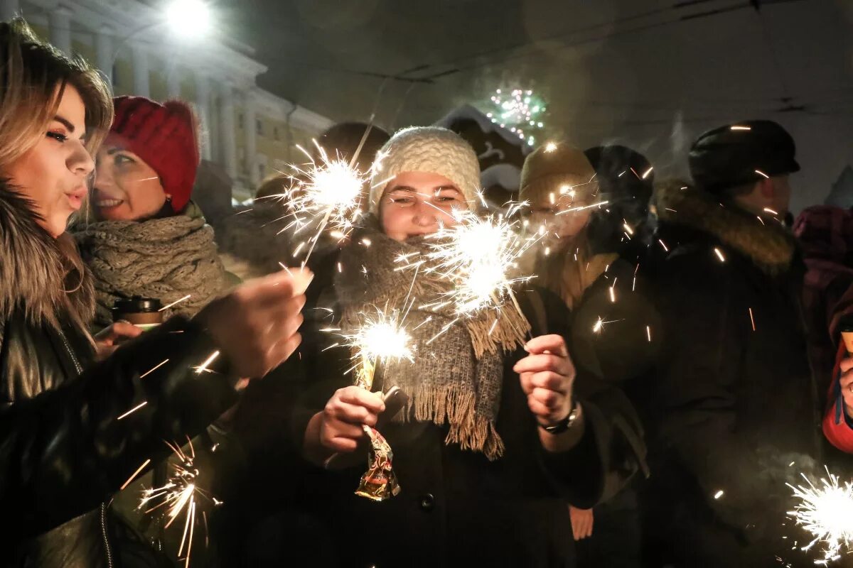 новогодняя вечеринка. отказались праздновать новый год. новогодний вечер. отменить новогодние праздники. новый год празднование в россии.