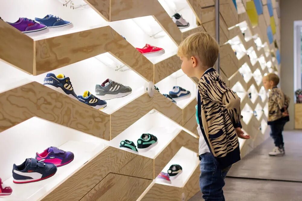 Сайт дети обувь. Магазин обуви для детей. Дизайнерская детская одежда. Дизайн магазина детской обуви. Интерьер детского магазина обуви.