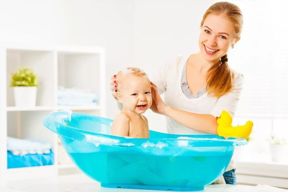 Успокаивающая ванна для ребенка. Мама купает малыша. Седативные ванны для детей. Успокаивающие ванны для младенца.