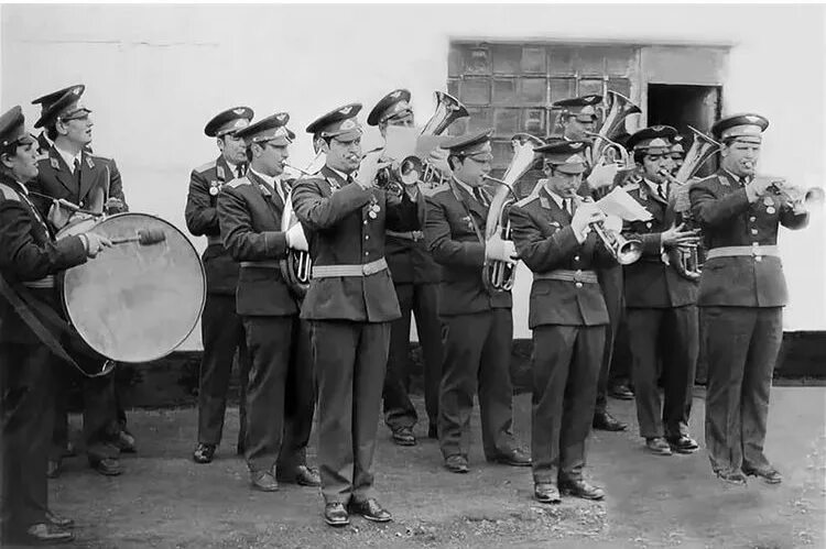 Оркестр во время войны. Духовой оркестр Московского гарнизона 1945. Военный оркестр Петра i 1711. Оркестр штаба ТУРКВО Ташкент. Советский духовой оркестр.