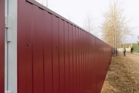 Забор из профнастила с планкой сверху