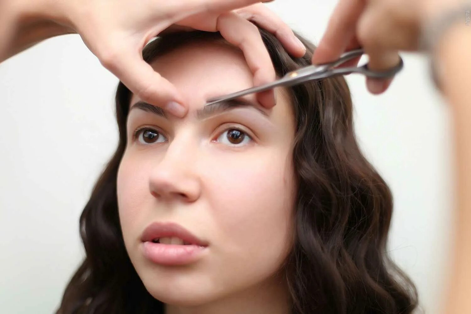 Модное окрашивание бровей. Моделирование бровей. Почему нельзя стричь брови. Ножницы для бровей. Почему нельзя стричь брови.
