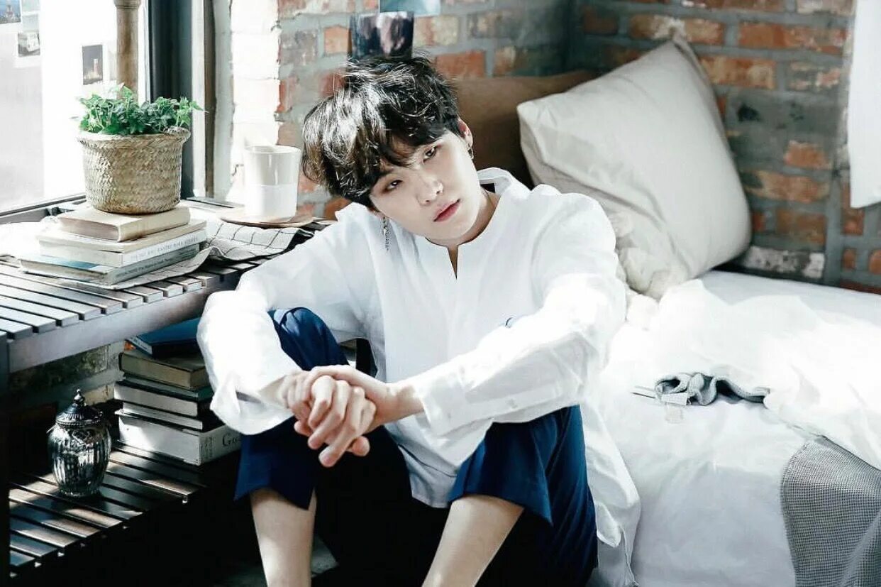 Бтс читают. Шуга бтс. bts шуга. suga bts. юнги suga.