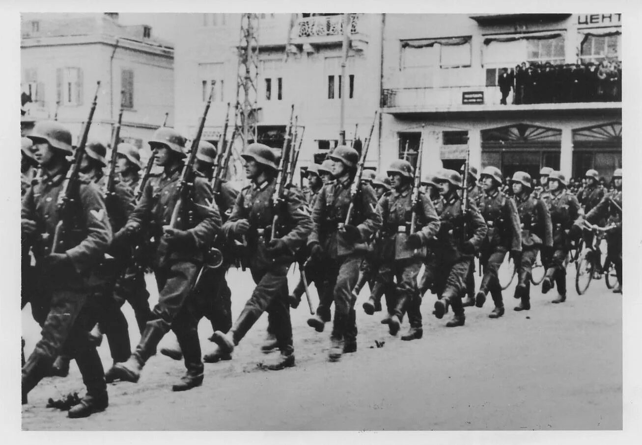 Парад немецких войск. Немецкая армия марширует 1941. Солдаты Германии маршируют на параде 1940. Немецкие солдаты первой мировой войны маршируют. Армия Германии во второй мировой.