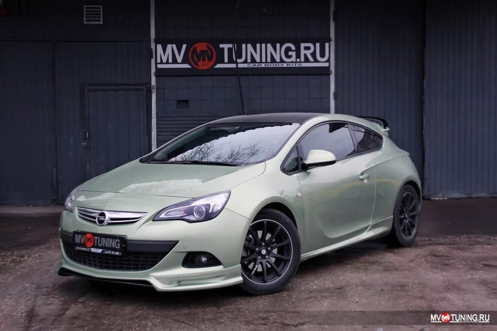 Обвесы opel. Astra GTC Tuning. Opel Astra GTC обвес. Тюнингованная Opel Astra GTC.