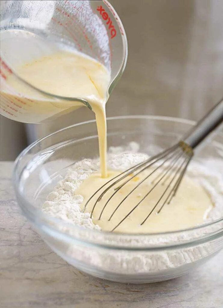 Смешанное тесто. Взбитые яйца с мукой. Перемешивание теста. Смешанное тесто. Мука с разрыхлителем.