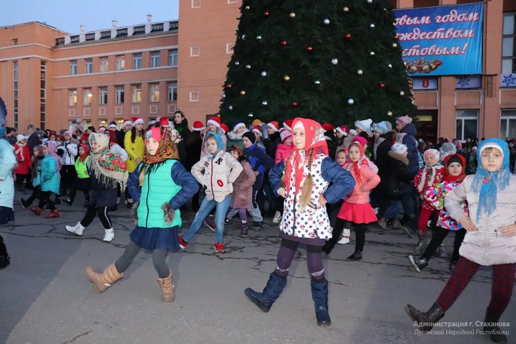 Городская елка в Стаханове. Открытие елки в 2022. Стаханов 2018 город. Открытие елки в Ступино 2022. 24 декабря 2018 г