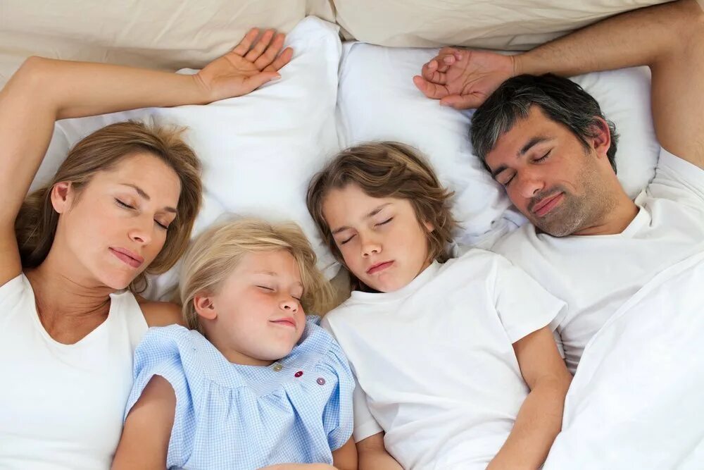 Семья спит. Ребенок в кровати с родителями. Семья в постели. Сон родители и дети. Parents son