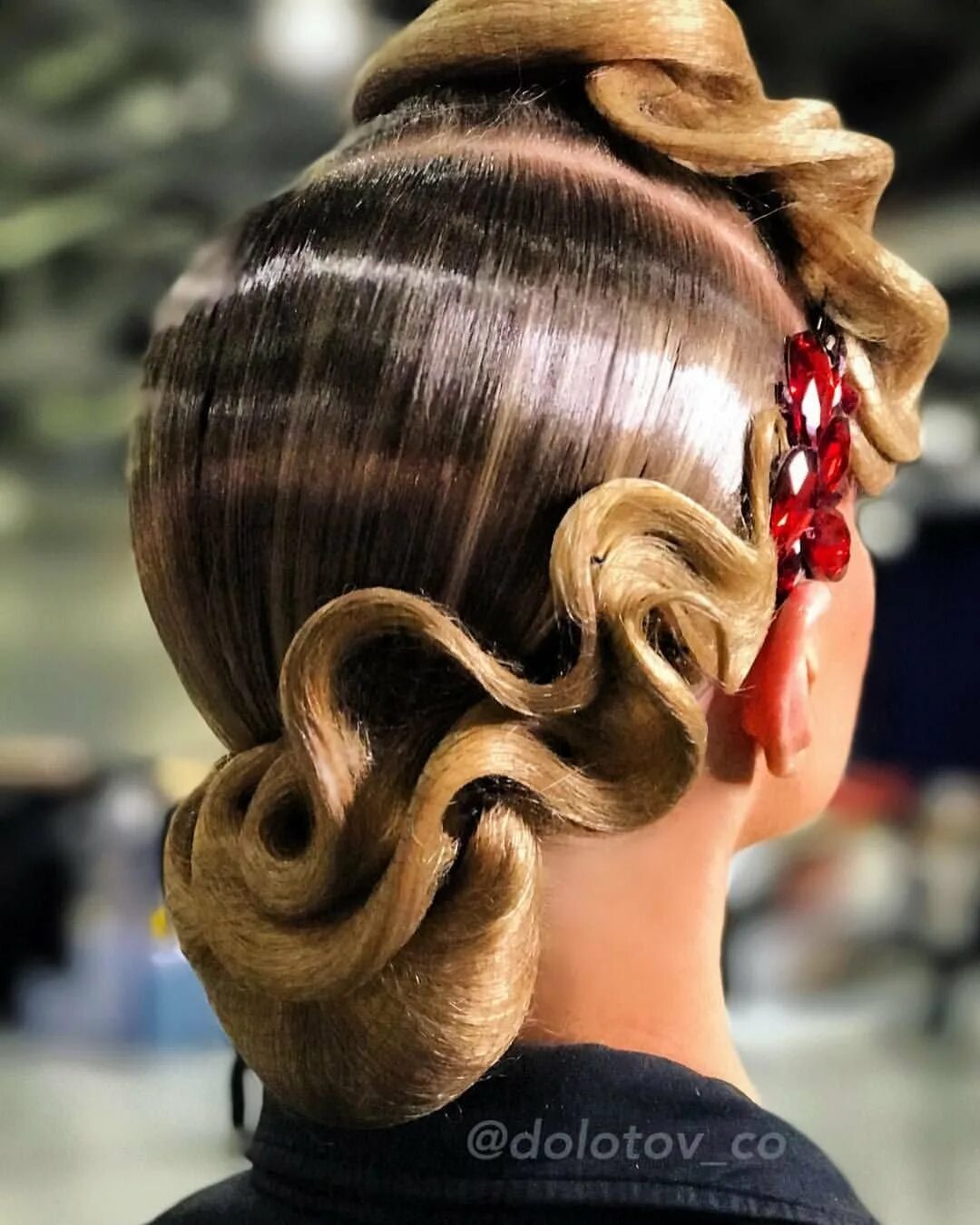 как сделать прическу для бальных танцев. бальные прически для девочек. прическа на латину. причёски для бальных танцев для девочек. прически для спортивно бальных танцев.