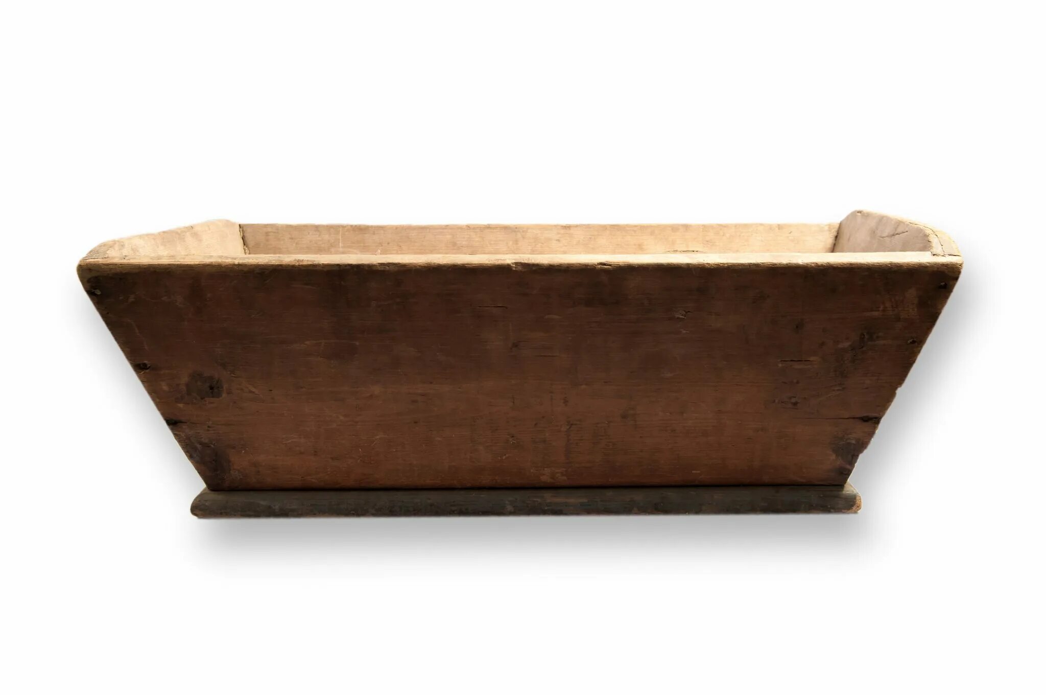 три корыта. старое деревянное корыто. три корыта. разбитое деревянное корыто. три корыта.