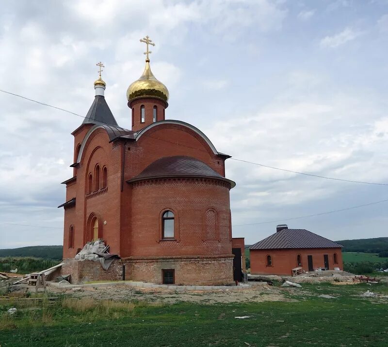 Храм Ягодная Поляна Саратов. Церковь Ягодная Поляна Татищевского района. Ягодная Поляна Саратовская область Церковь. Село Ягодная Поляна Татищевского района Саратовской области.