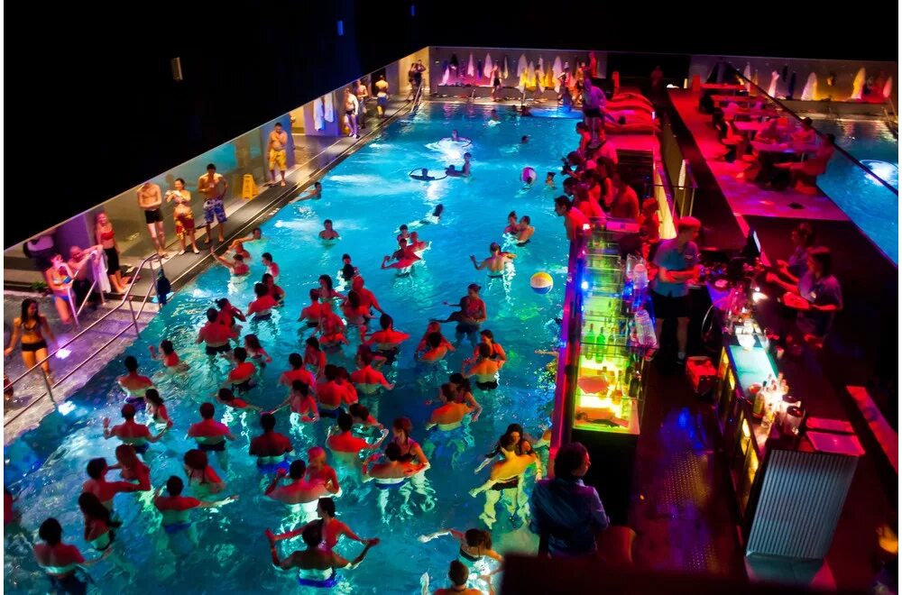 Лофт с бассейном. Вечеринка с бассейном москва. Тусовка у бассейна. Вечеринка с бассейном москва. Ночные вечеринки у бассейна.