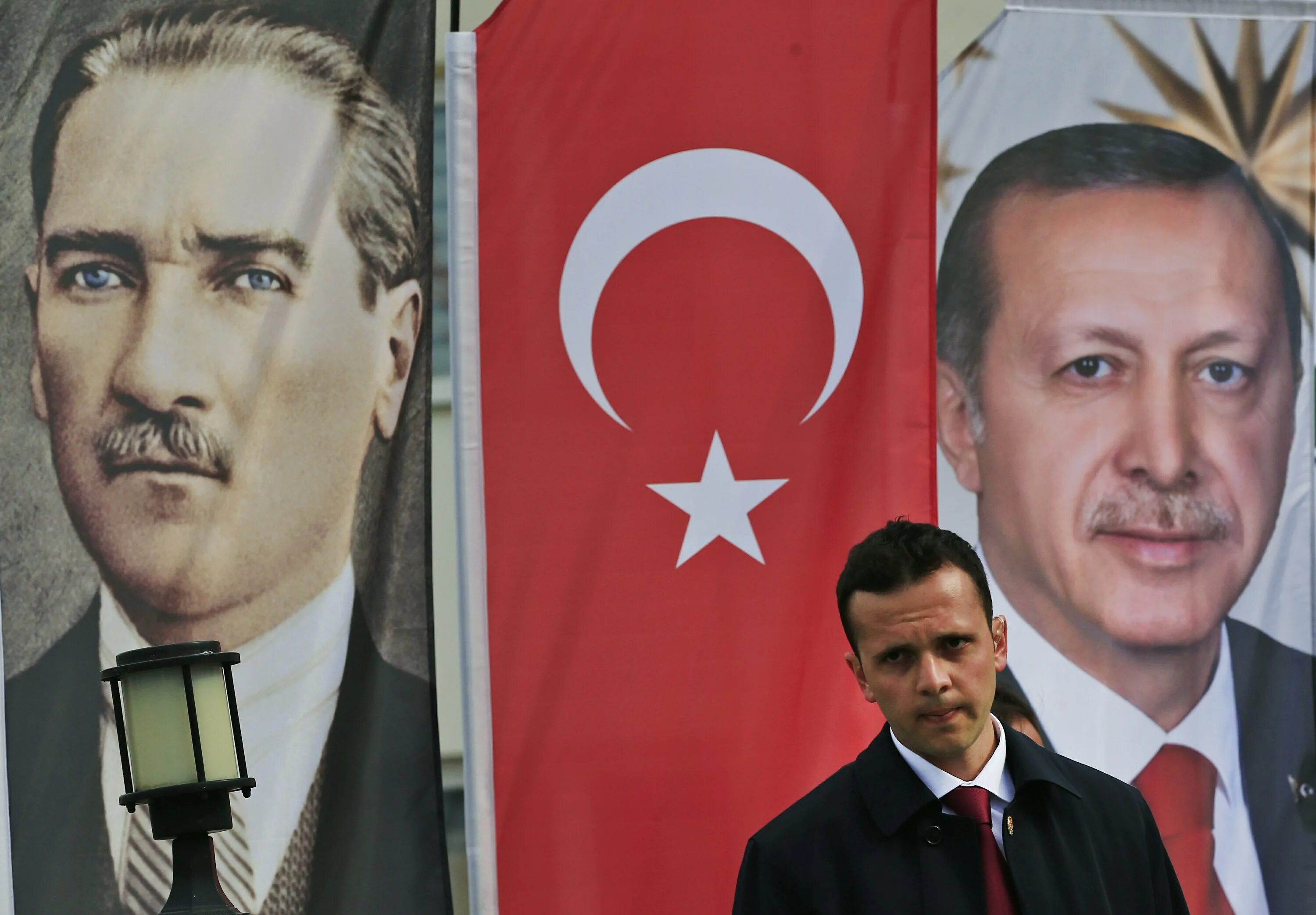 Did turkey. Эрдоган и Ататюрк. Интересный портрет Эрдогана. Кукла Эрдогана. Эрдоган на фоне банкнот.