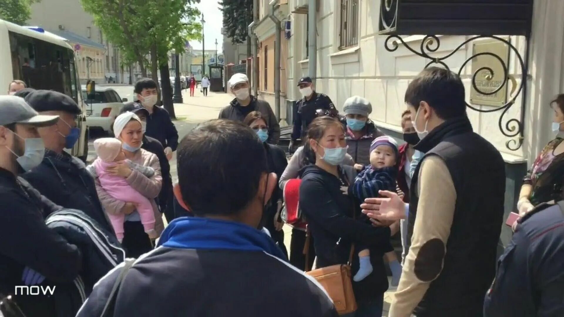 Киргизское посольство в москве. Посольство Киргизии в Москве. Консул Киргизии в Москве. Москва Фасолства Киргизии. Посольство Кыргызстана в Москве очередь.