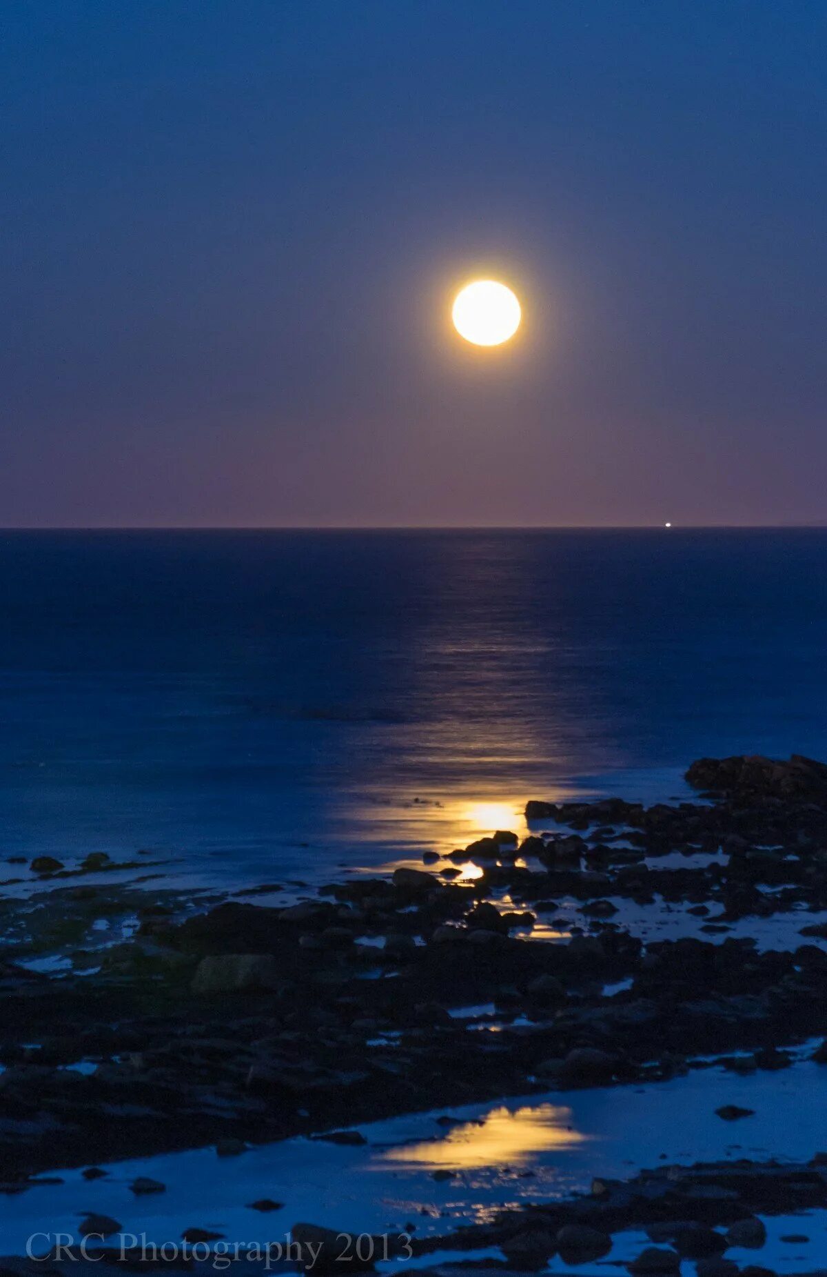 ночной закат на море. красивое ночное море. закат ночь. ночь солнце море ночь. лунная ночь.