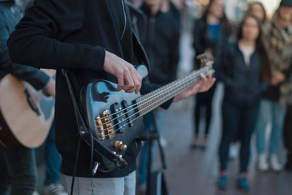 Человек в наушниках. Можно ли громко слушать музыку в общественном месте. В наушниках в метро. Люди в наушниках в метро. Девушка в наушниках в автобусе.