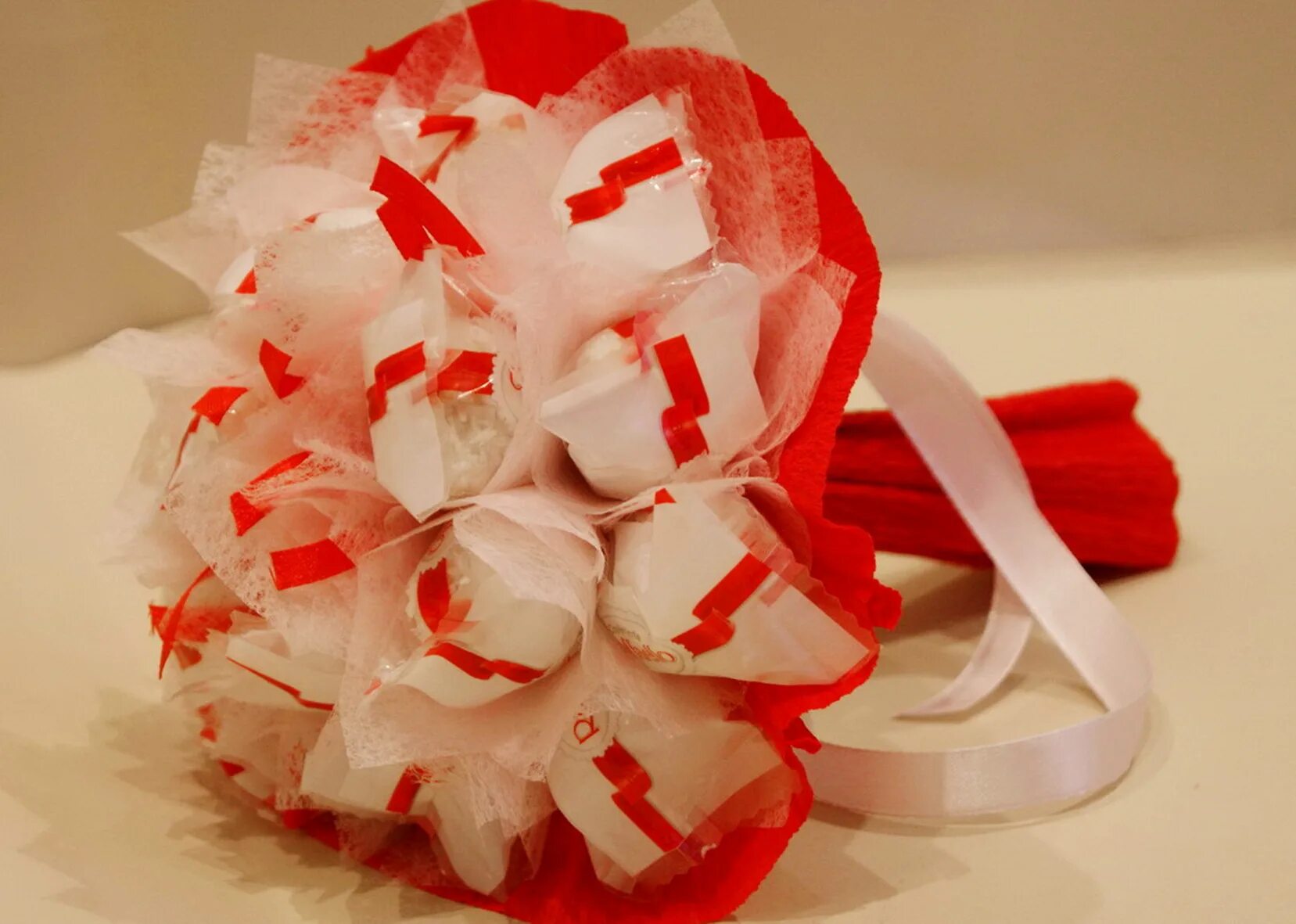Свадебный букет из рафаэлло. Конфетный букет из рафаэлло. Букет из конфет рафаэлло. Конфетный букет из рафаэлло мастер класс. Букет из конфет рафаэлло своими руками.
