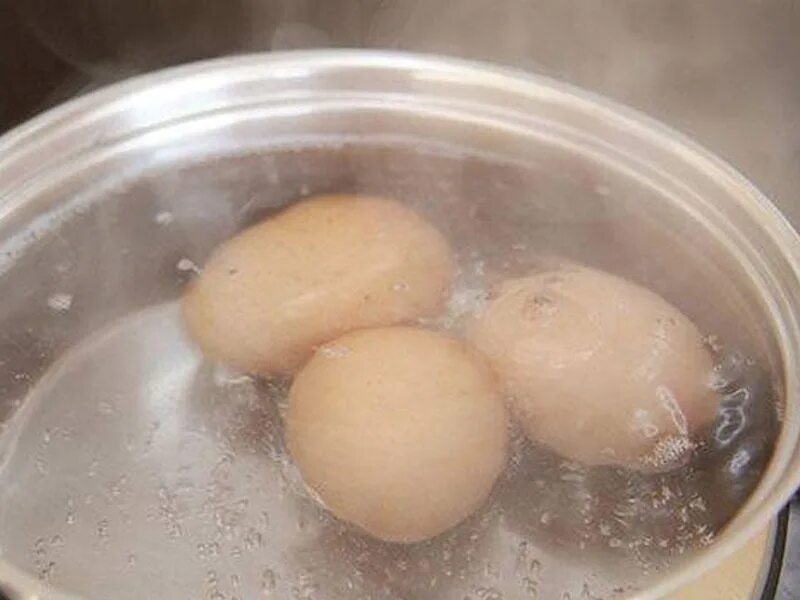 Яйцо желтком наружу. У меня есть в нычке вареные. У меня есть в нычке вареные. Обед холостяка. У меня есть в нычке вареные.