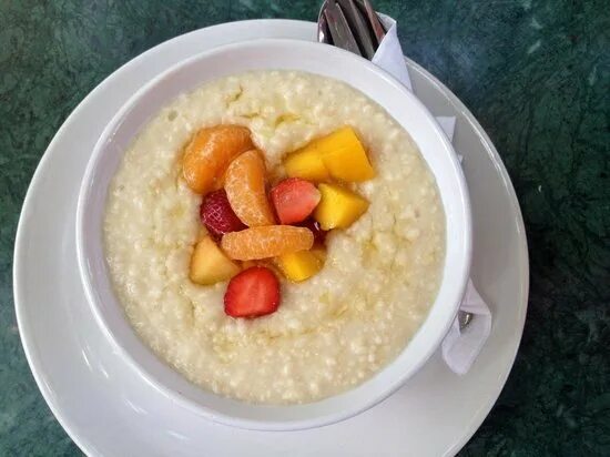 Овсянка с фруктами. Каша на ужин. Овсяная каша с yablokami. Каша с фруктами. Овсянка каша.