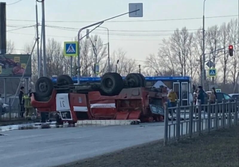 Омск авария с пожарной машиной. Пожарка перевернулась. Пожарная машина перевернулась. Новости омска сегодня свежие происшествия