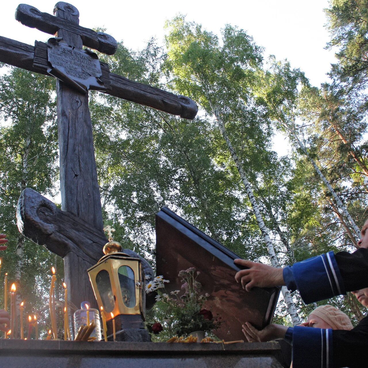 ганина яма останки романовых. захоронение николая 2 в екатеринбурге. михайловское кладбище памятник дятловцам екатеринбург. митрофановское кладбище челябинск официальный сайт. места захоронения екатеринбург.