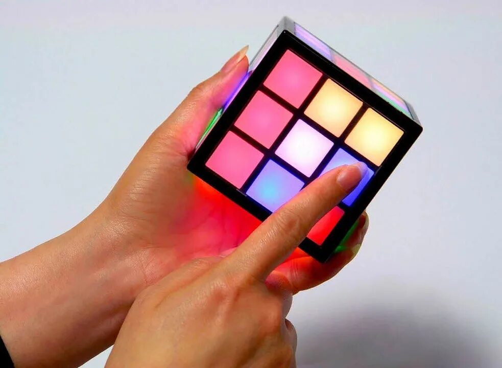 Touch cube. Светящийся кубик рубик. Сенсорный кубик Рубика. Кубик Рубика с дисплеями. Тактильный кубик Рубика.