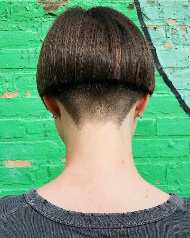 Под затылок. Боб каре Сбритый затылок. Bowl Cut стрижка. Боб каре затылок. Стрижка затылок шапочкой.