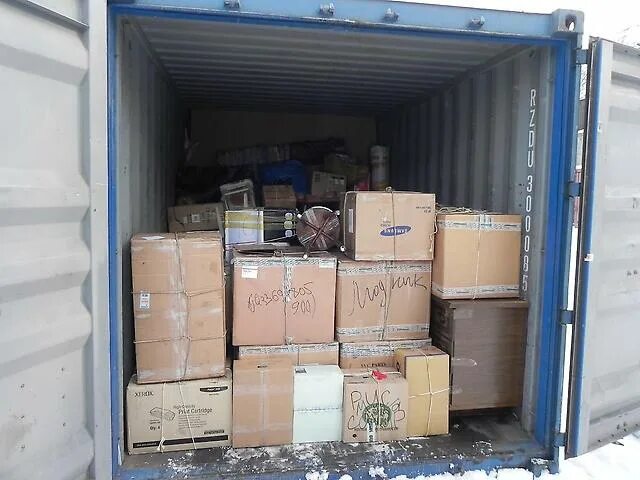 Контейнер для переезда в другой город. Контейнер для перевозки вещей. Перевозка контейнеров. Хранение в морском контейнере. Контейнеры для перевоза вещей.