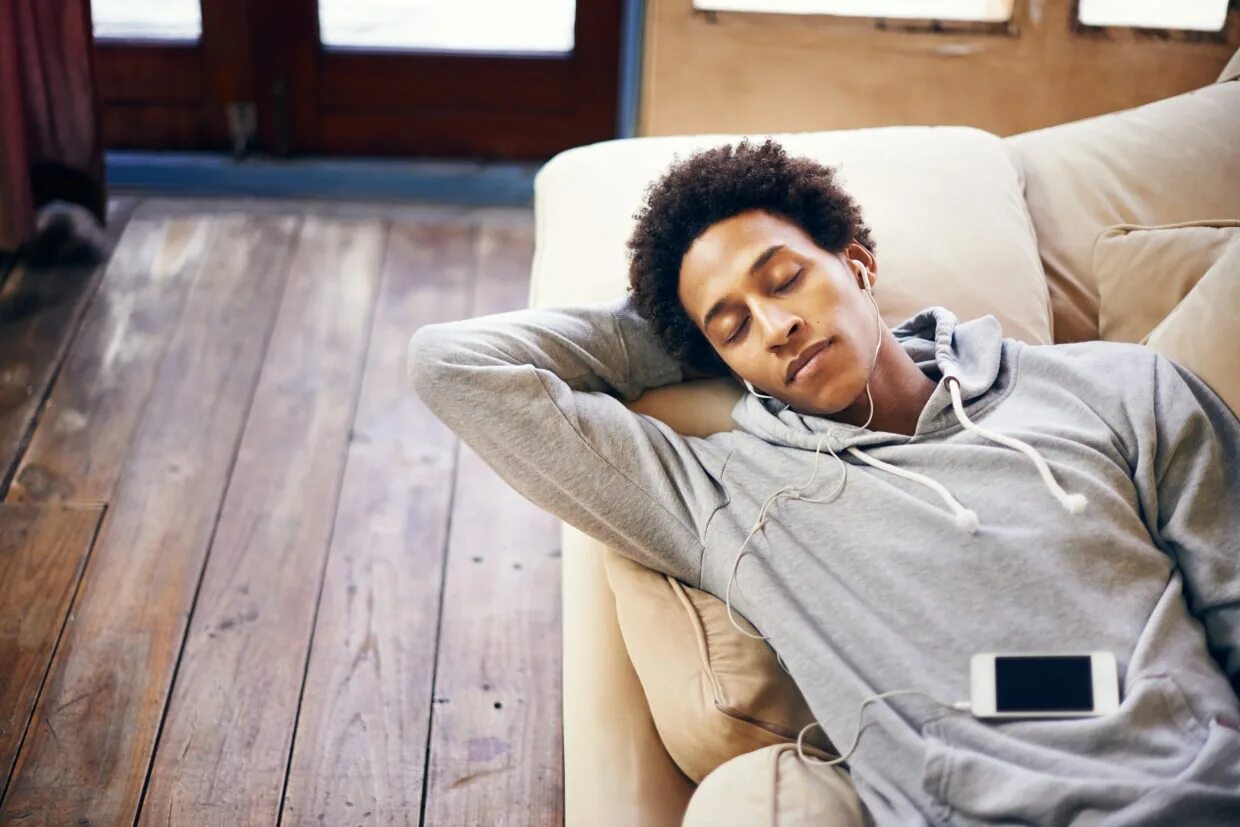 Take a nap. Мужчина в наушниках. nap картинка. nap meaning.