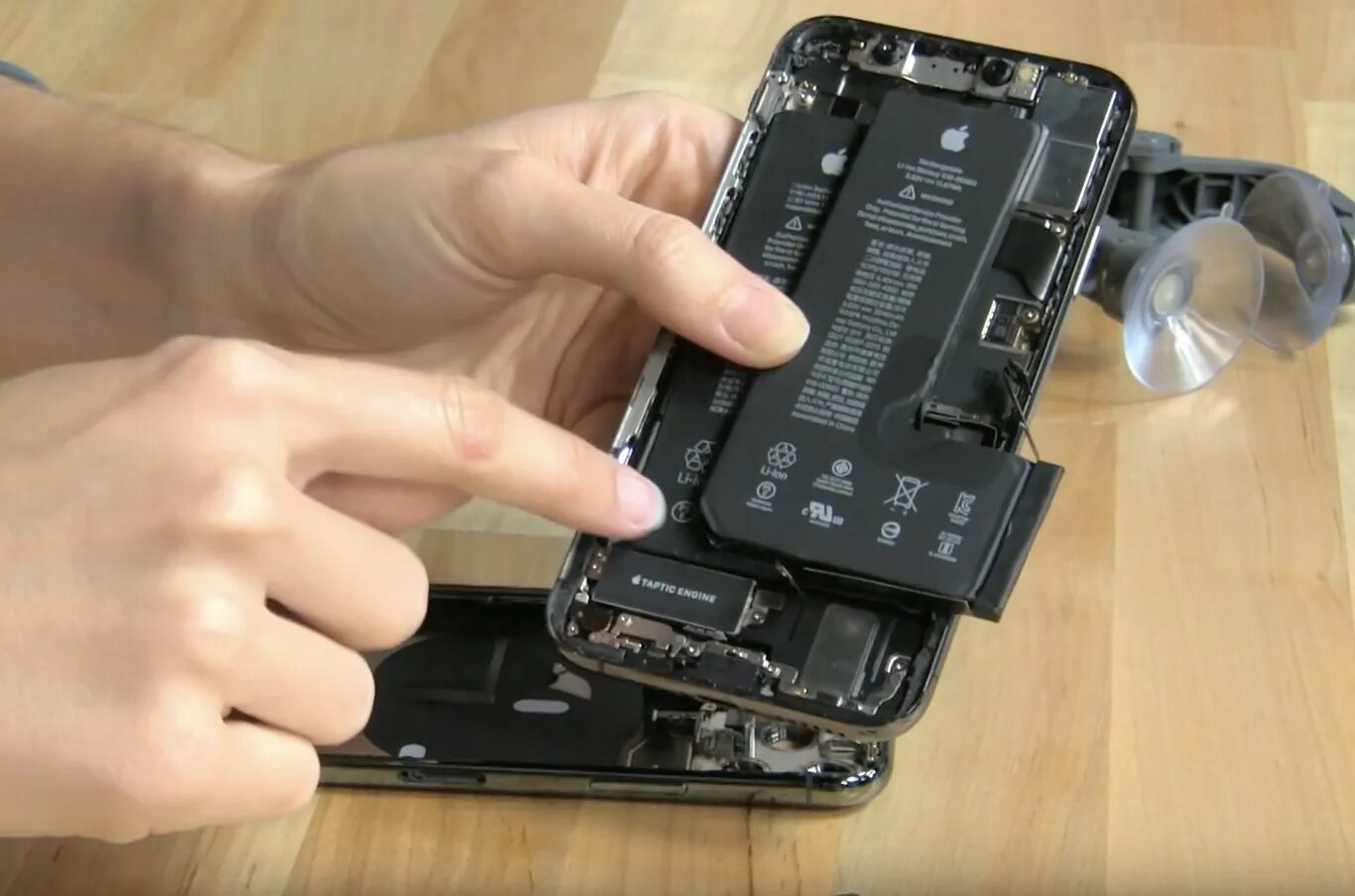 Как можно открыть айфон. Iphone 11 IFIXIT. Iphone 11 Pro IFIXIT. Чехол IFIXIT iphone 14 Pro. Вскрытый айфон.