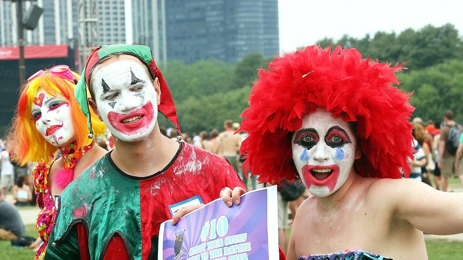 Клоун показывает на елокга. Clown show. Clown show. Шоу клоунов. Клёпа клоун добронравов.