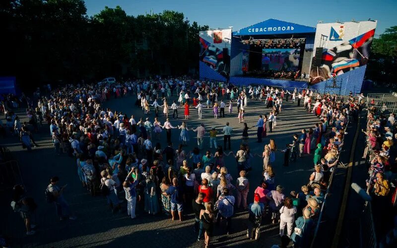 Площадь Нахимова Севастополь. Сцена на Нахимова Севастополь. Патриотический центр Нахимова Севастополь. Праздники в центре Севастополя.