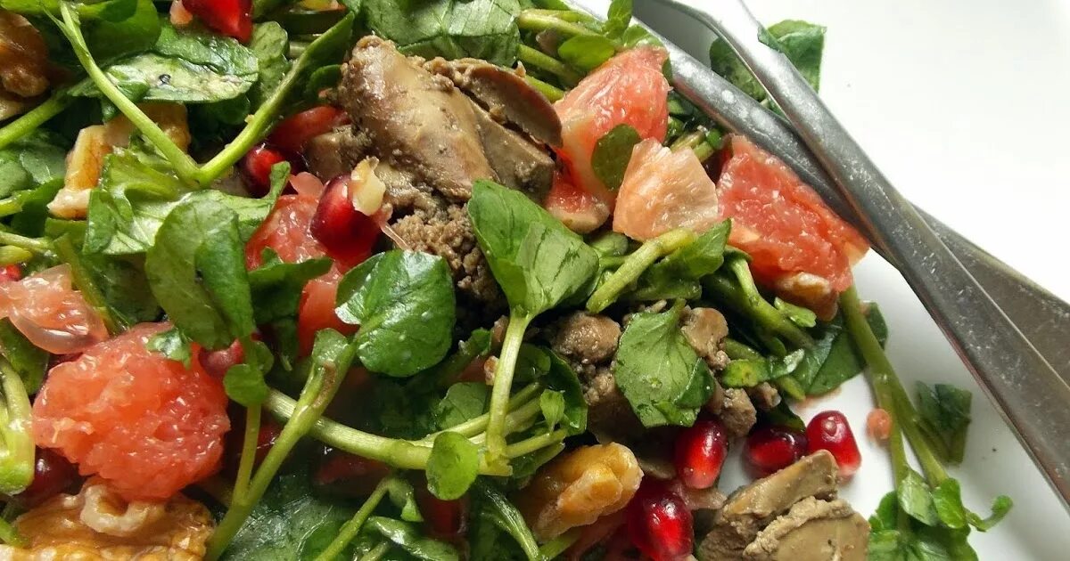 Руккола с куриной печенью. Салат с куриной печенью и рукколой. салат с куриной печенью и грейпфрутом. салат с куриной печенью и кедровыми орешками рукколой. теплый салат из куриной печени с руколой.