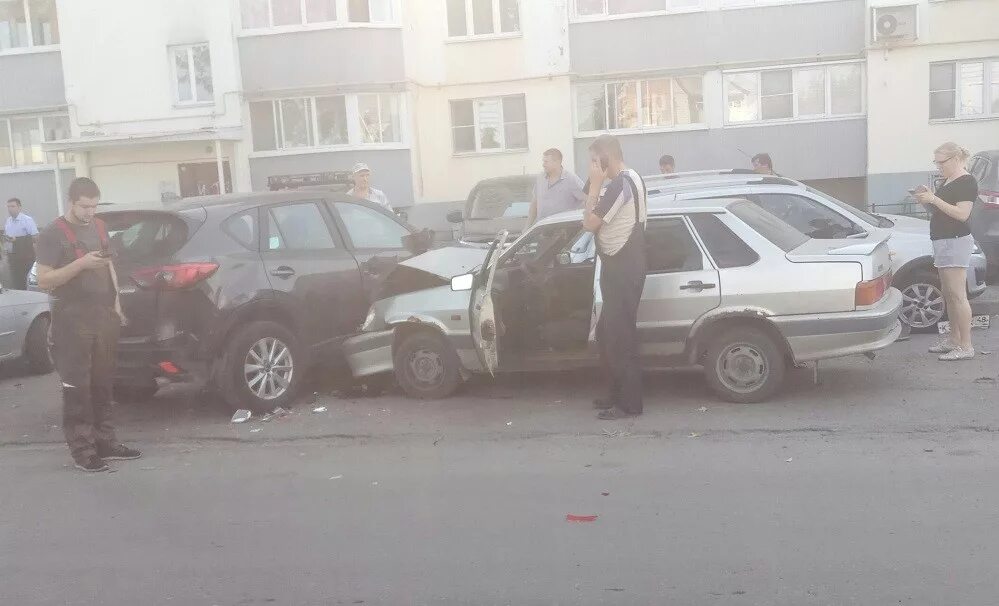 Макс Щенников разбивает машину. Автомобилист со сломанным автомобилем. Таксист разбил