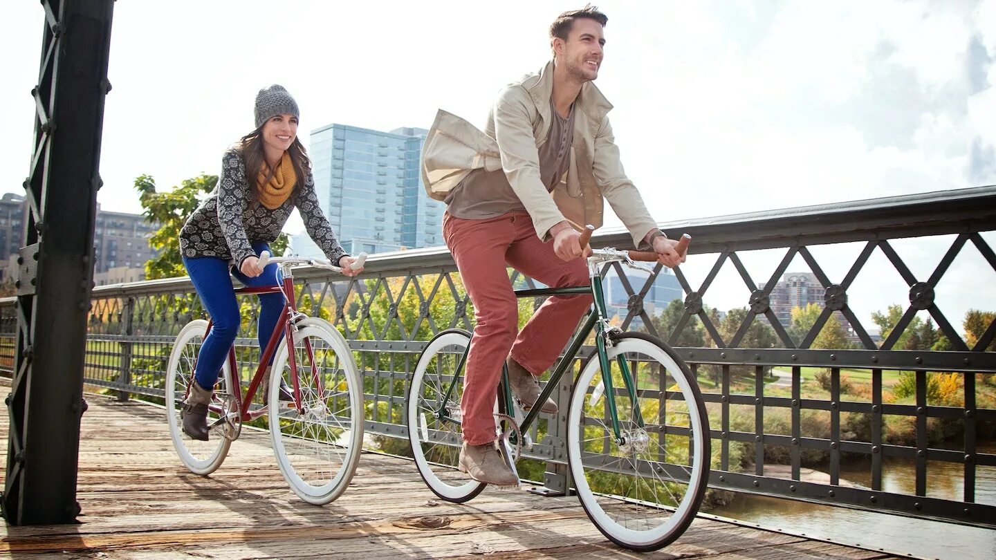 Пара на велосипедах. Кататься на велосипеде по городу. Велосипедист молодежь. Образ для катание на велосипеде. Ездить на велосипеде беременной