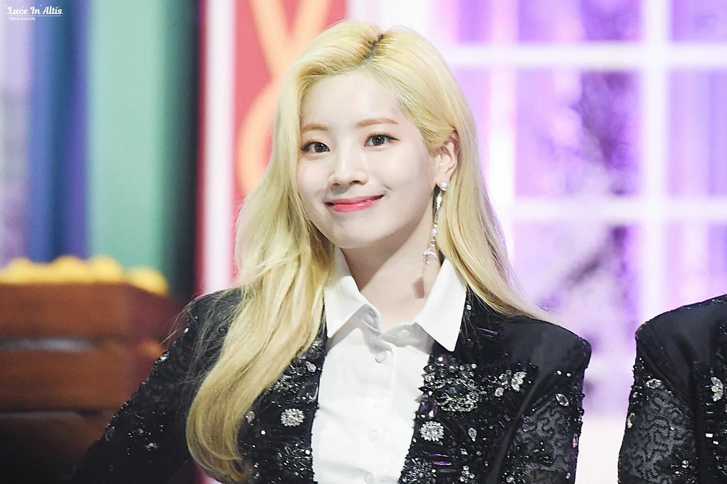 Твайс Dahyun. Твайс участницы Дахен. Twice with you th