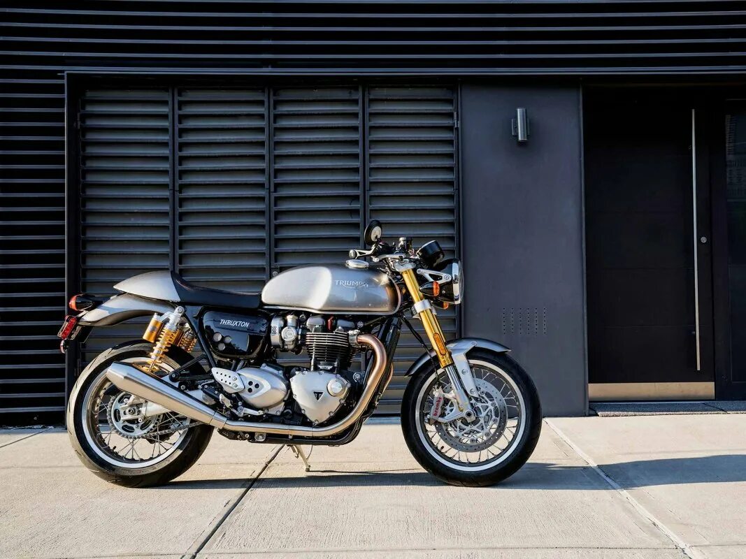 Триумф тракстон. Triumph thruxton 1200 r. thruxton 1200r. триумф тракстон 1200 r. triumph thruxton r 2025.