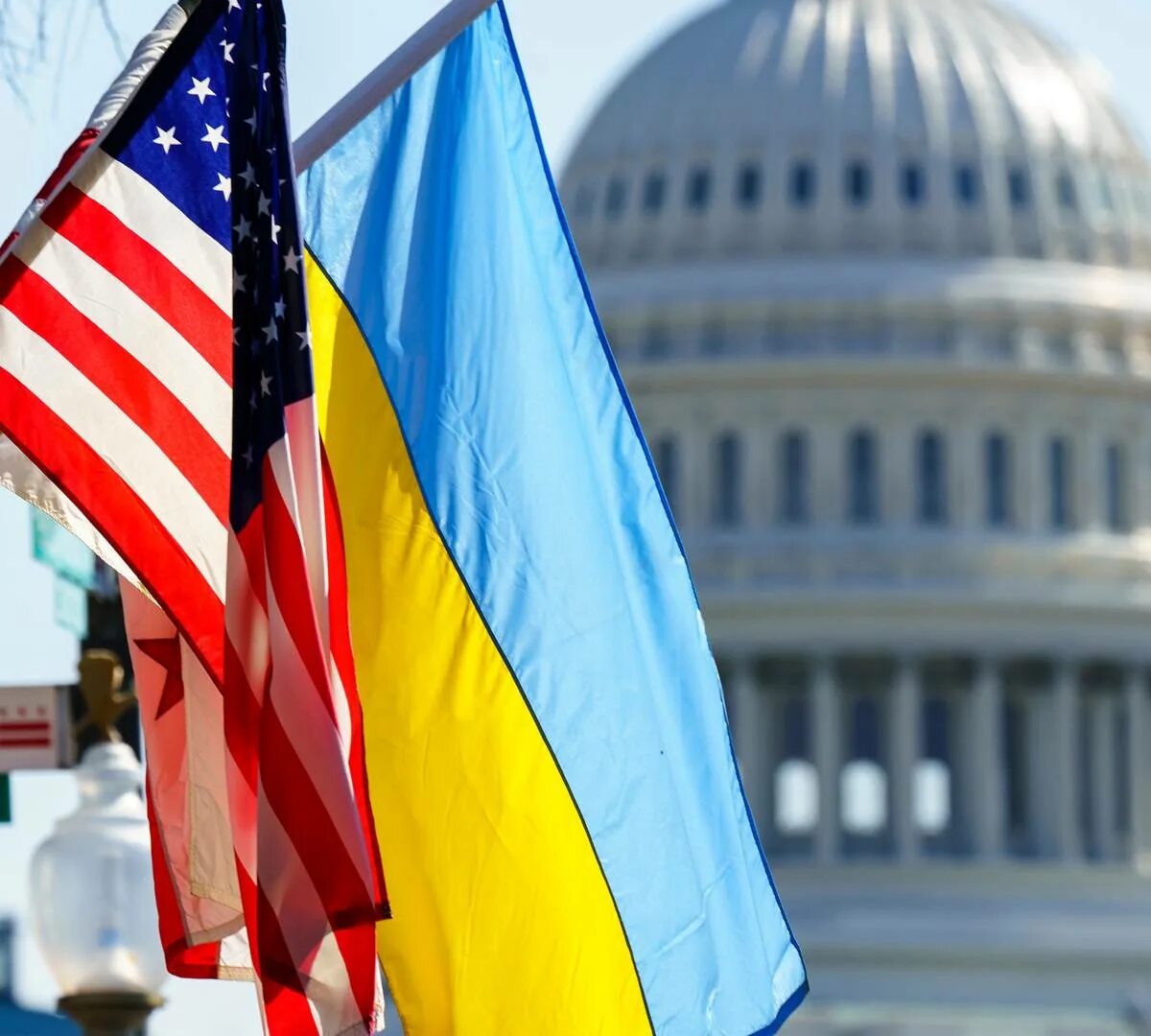 Когда будут мирные переговоры с украиной 2024. Флаг Украины и США. Конгресс США Украина. Флажки ЕС И США. Американский флаг в Украине.