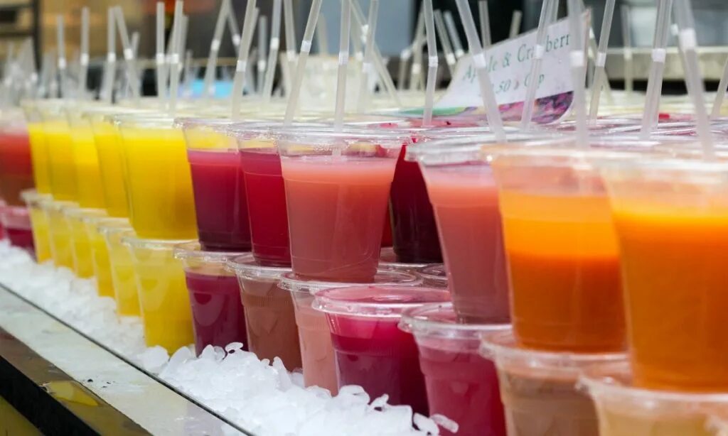 It has the juice. Свежевыжатые соки. кислый напиток. джус боллы красивые фото на прозрачном. squeezed juice.