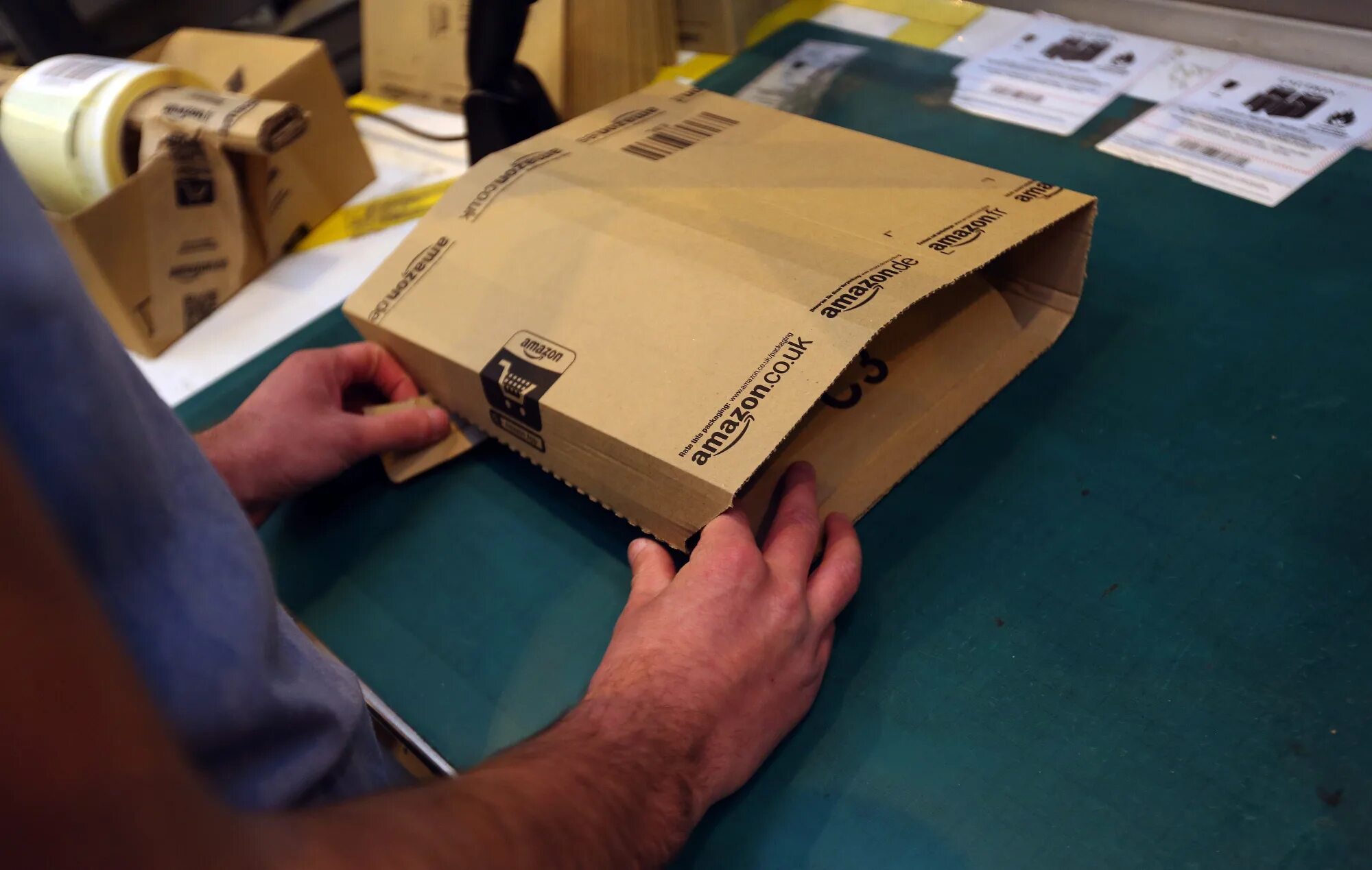 Водители Амазон. Amazon delivery Box. Распределение посылок в Амазон. Посылка Амазон на крыльце.