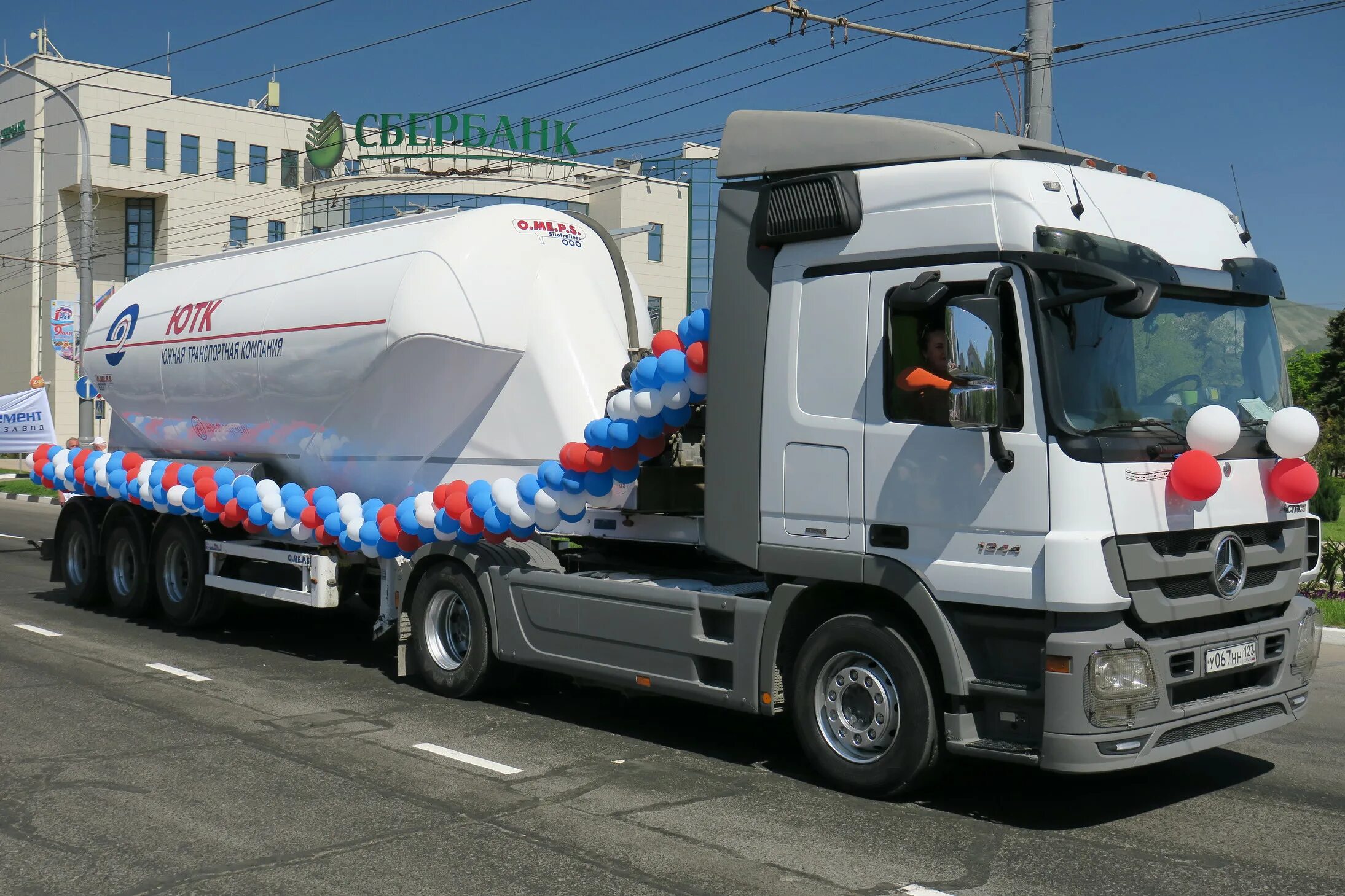 мерседес унимог кабина. водитель е москва и московская вахта. скания тягач траско. блоггер дальнобойщик альберт. даф 105 самосвал тонар.