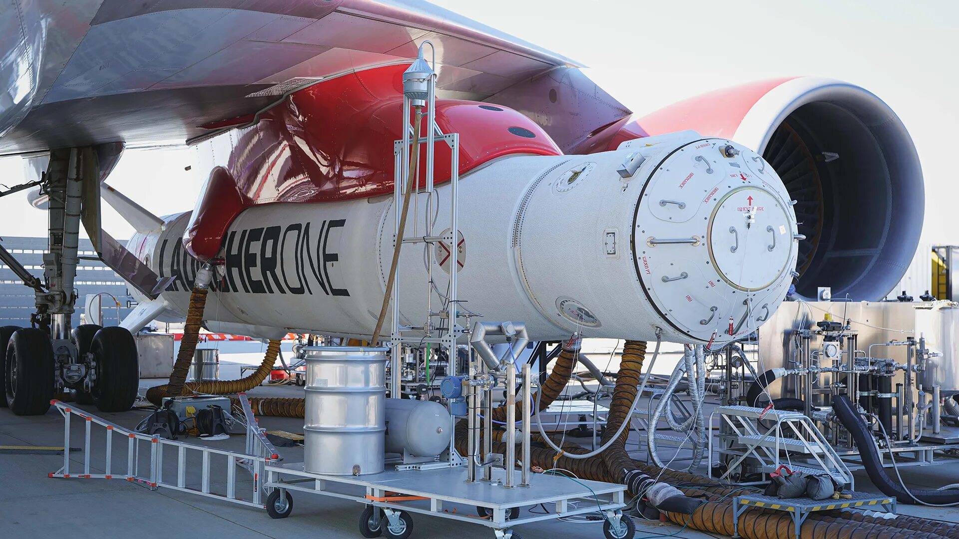 35000 футов. LAUNCHERONE ракета. Virgin Orbit компания. Virgin Orbit Брэнсон. Virgin Orbit здание.